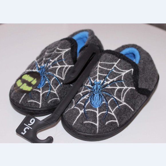 5/$20 NEW Boys 11-12 Glow In The Dark Spider Web Slippers - Picture 2 of 4